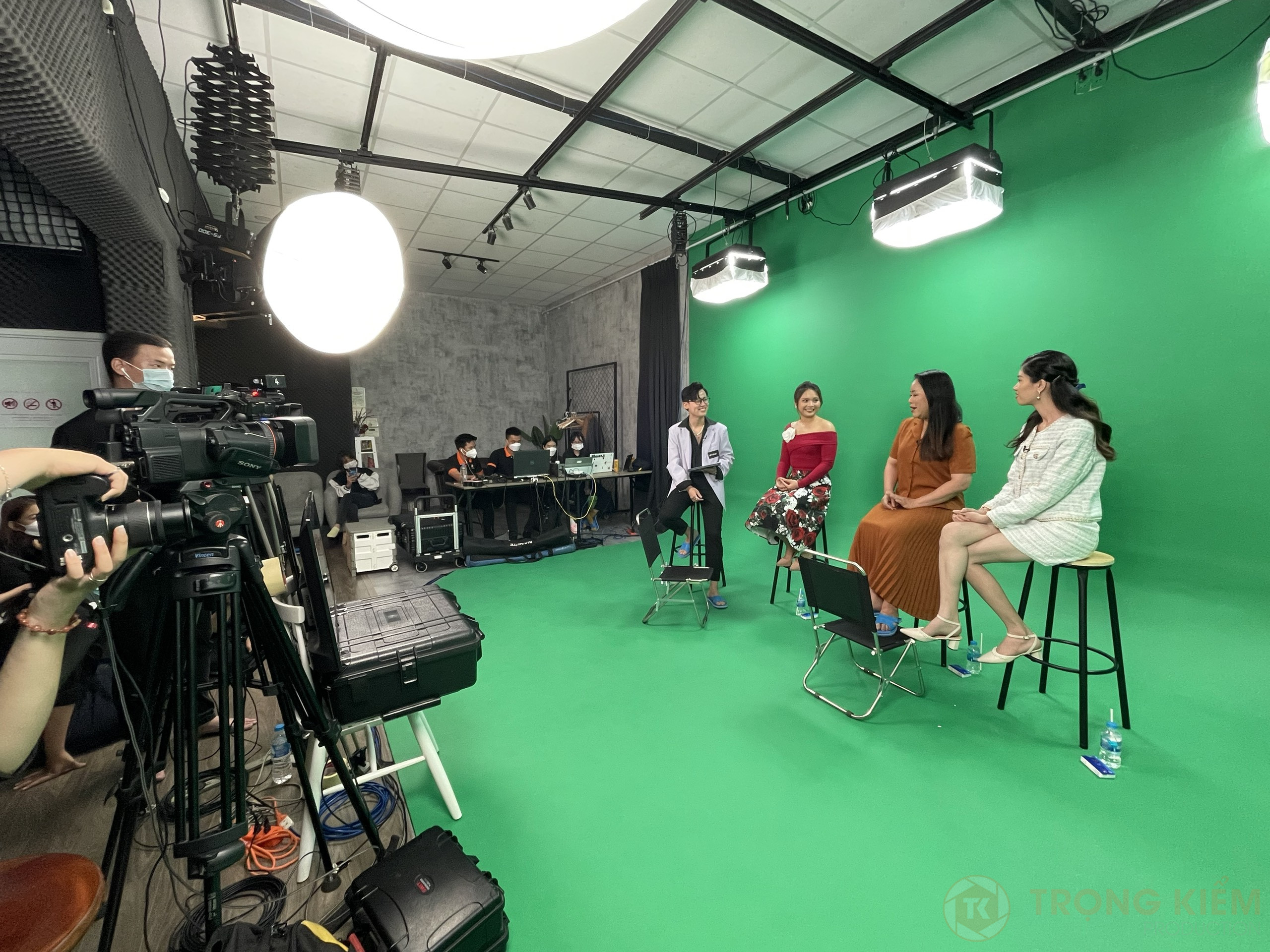Ảnh bìa album Hậu trường livestream phim trường ảo key phông xanh
