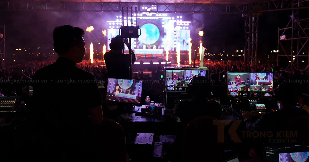 Nhân viên kỹ thuật đang điều khiển bàn trộn hình livestream tại sự kiện đại nhạc hội âm nhạc.