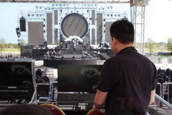 Livestream cầu truyền hình họp trực tuyến nhiều điểm cầu với màn hình lớn và camera hội trường