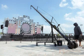 Cameraman quay phim highlight recap sự kiện với sân khấu và khách tham dự